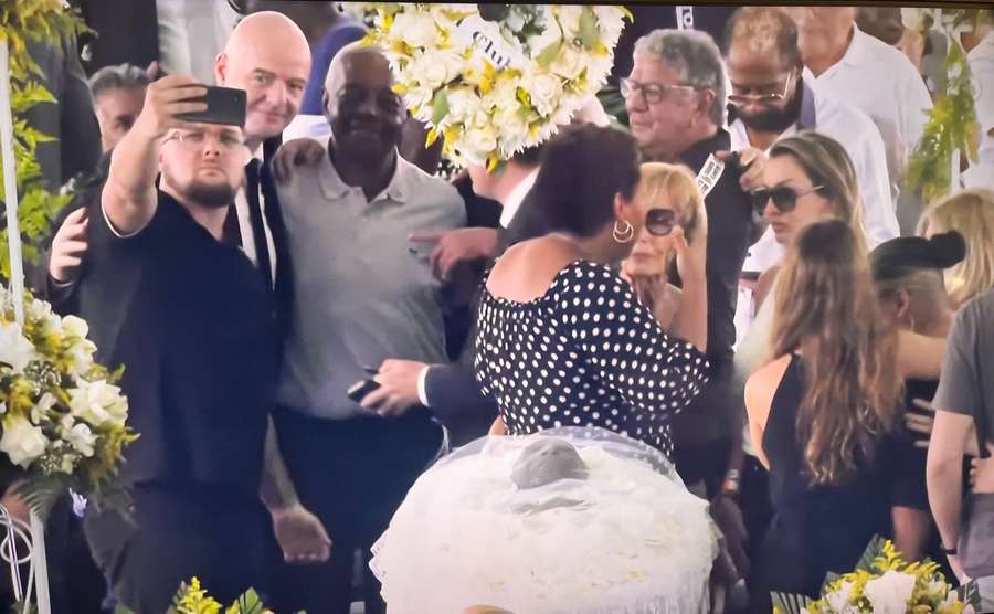 Infantino sorridente posa per un selfie davanti alla bara di Pelè Infantino sorridente posa per un selfie davanti alla bara di Pelè