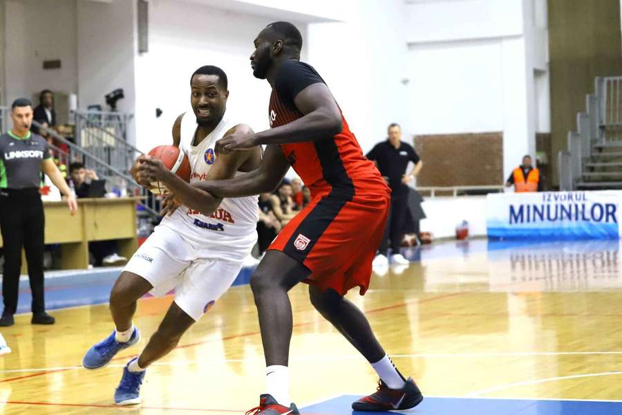 CSA Steaua Sharks Bucureşti a învins-o pe CS Dinamo Bucureşti, cu scorul de 86-72