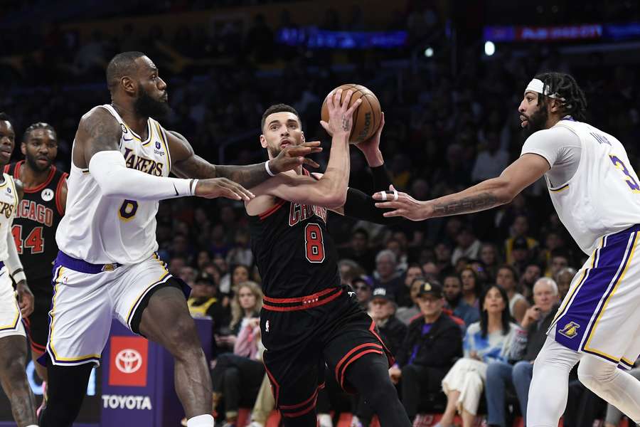 LeBron James ist wieder zurück und dankt dem "LeBron der Füße" für seine schnelle Genesung LeBron James ist wieder zurück und dankt dem "LeBron der Füße" für seine schnelle Genesung