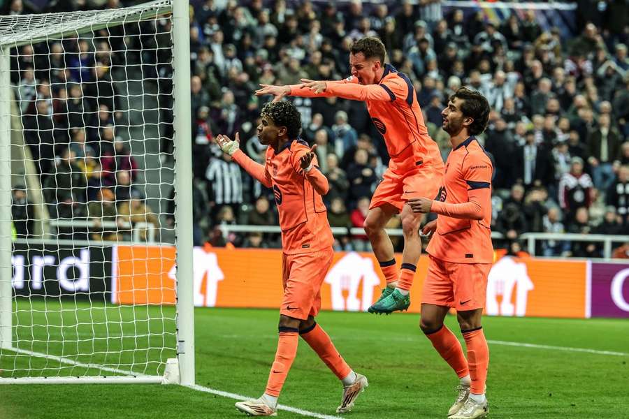 Yamal (l.) verwandelte den späten Elfmeter zum 1:1-Endstand