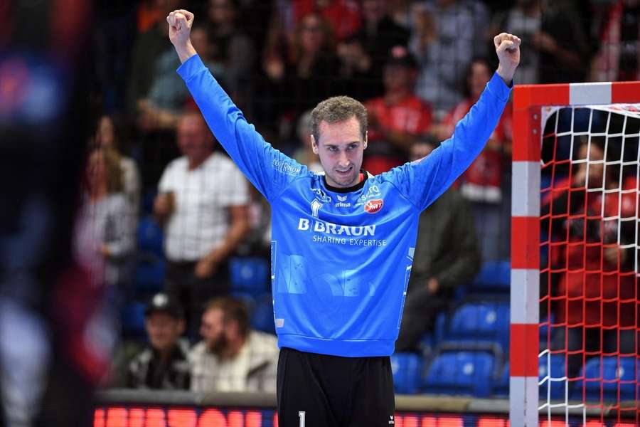 Melsungen-Keeper Adam Morawski bejubelt den Sieg seines Teams gegen die Füchse Berlin.