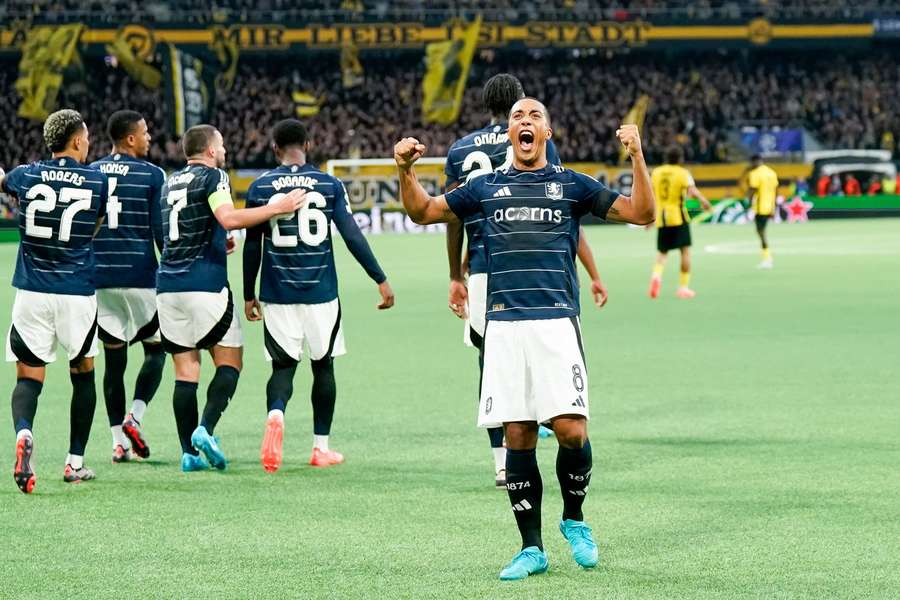 Youri Tielemans (8 Aston Villa) celebrates scoring his team's first goal 