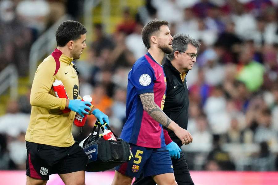 Inigo Martínez saiu lesionado no jogo da Supercopa