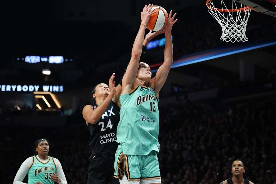 Leonie Fiebich (v.) am Korb für New York Liberty gegen Minnesota Lynx Leonie Fiebich (v.) am Korb für New York Liberty gegen Minnesota Lynx