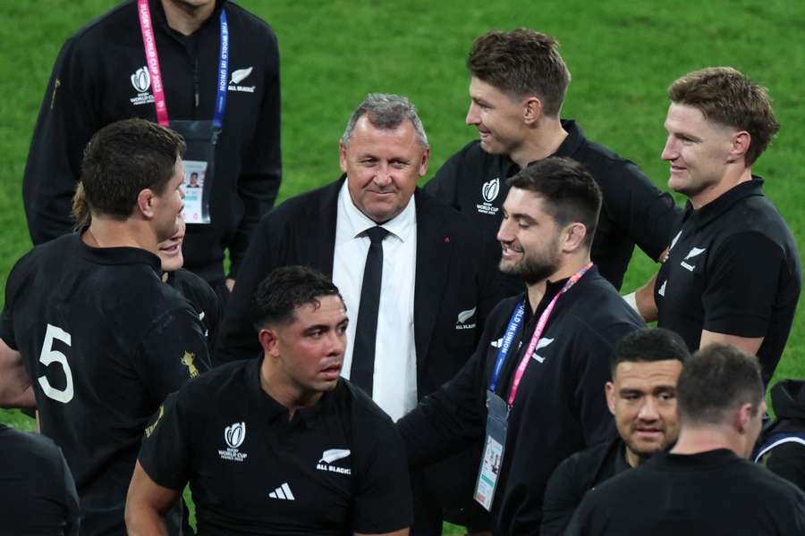 Ian Foster, selecționerul Noii Zeelande, sărbătorește alături de jucătorii săi după ce a ajuns în finala Cupei Mondiale de Rugby.
