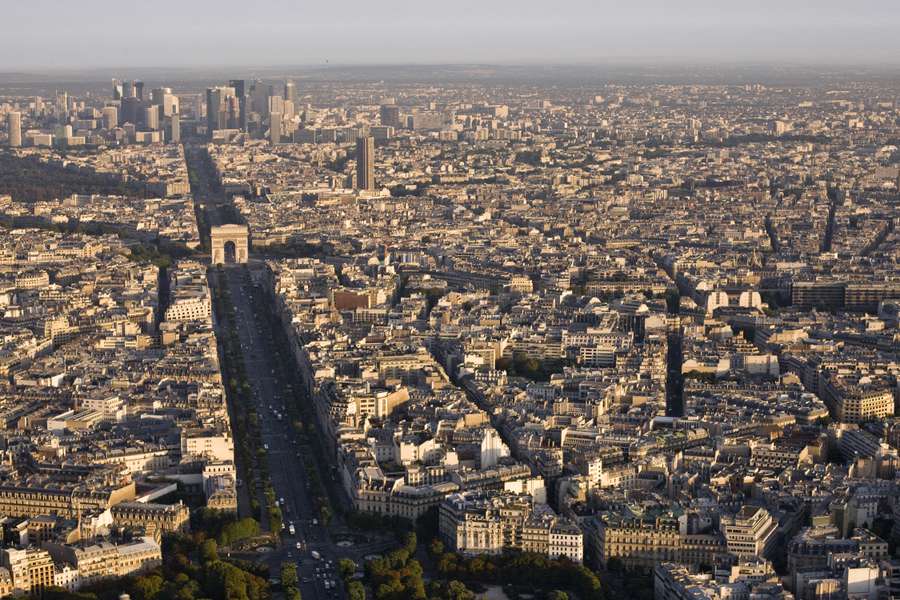 L'avenue des Champs-Élysées prise en avril.