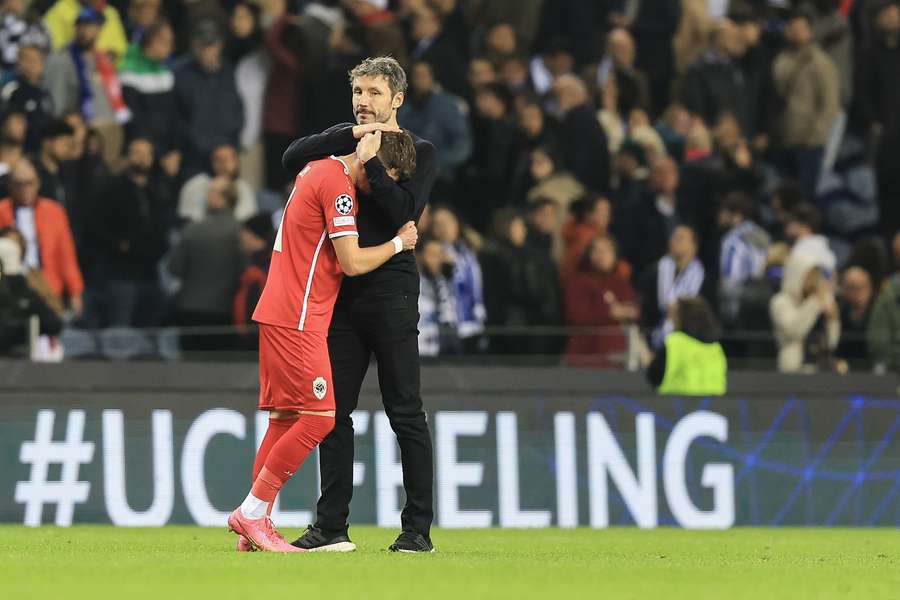 Mark van Bommel troost Arbnor Muja na de nederlaag in Porto