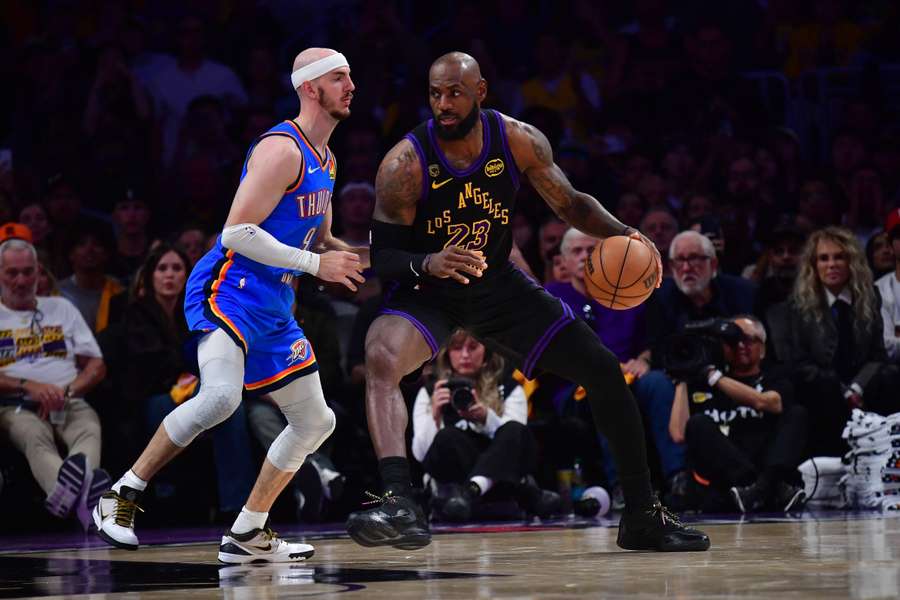 LeBron busca el aro rival