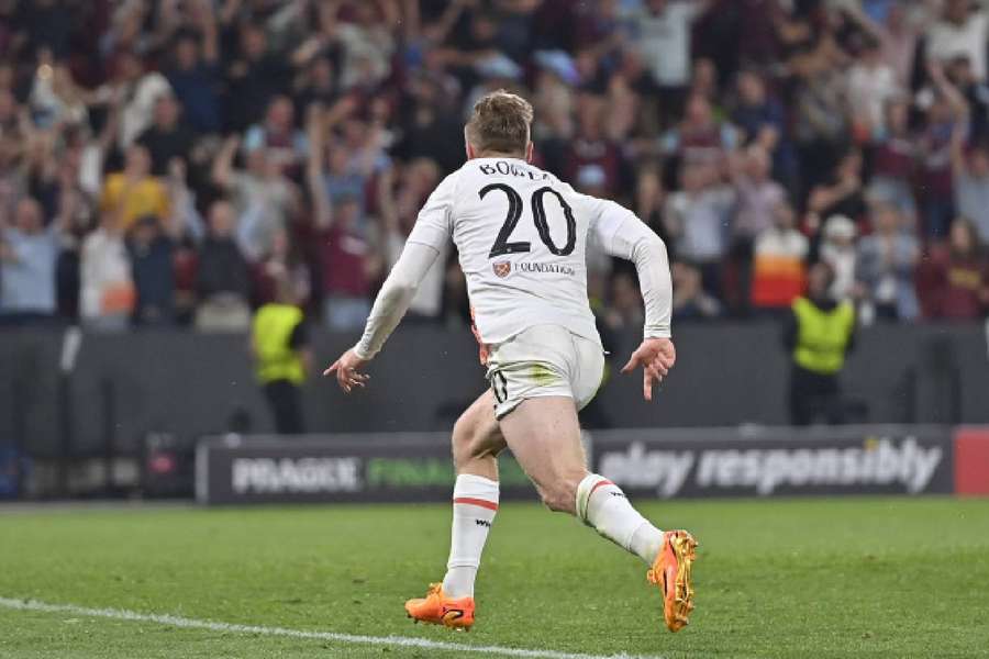 Bowen corre para o abraço após marcar o gol do título do West Ham