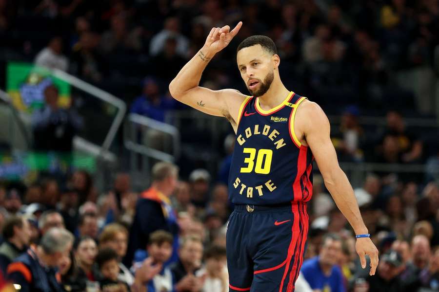 Stephen Curry pomohl Warriors zvítězit nad Atlantou.