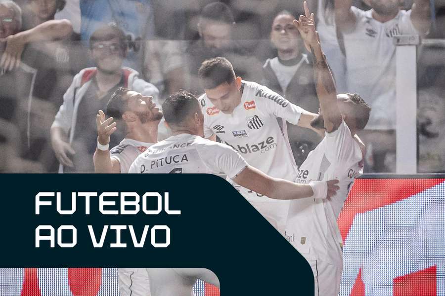 Jogadores do Santos comemoram primeiro tempo avassalador contra o Coritiba