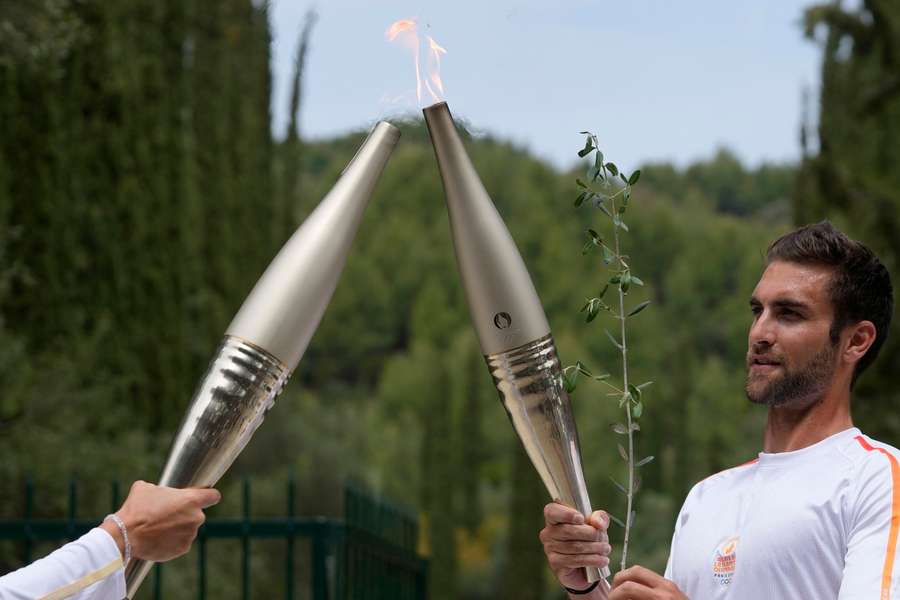 Den olympiske flamme har startet rejsen mod Paris
