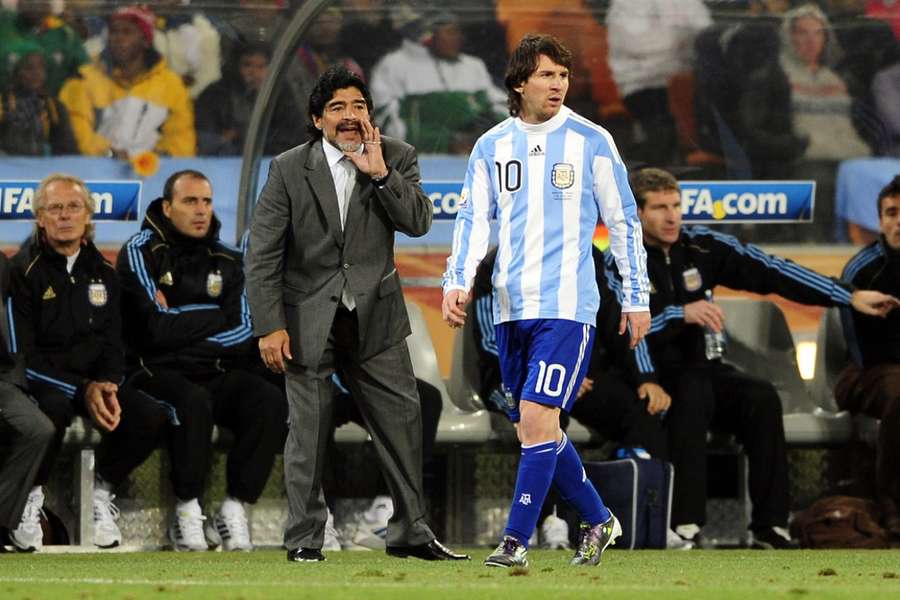 Diego Maradona a Lionel Messi počas stretnutia Argentíny MS v roku 2010.