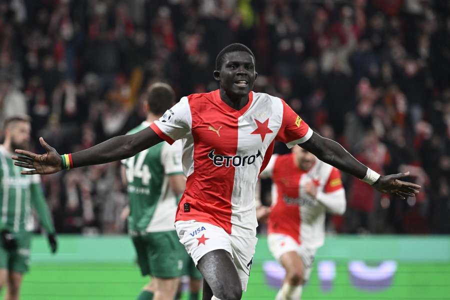 Diouf vstřelil dva góly, o první ho ale připravil ofsajd.