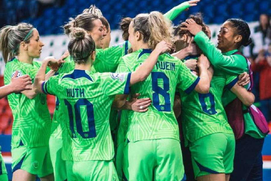 Wolfsburg comemora classificação após empate com o PSG