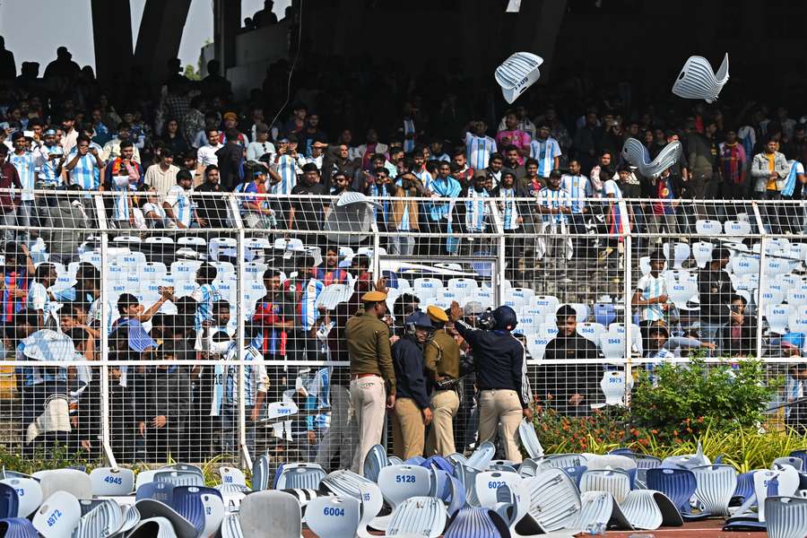 I tifosi indiani hanno iniziato a lanciare sedie dopo la partenza di Messi I tifosi indiani hanno iniziato a lanciare sedie dopo la partenza di Messi