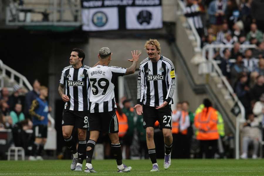 Woltemade celebra un gol con Bruno Guimaraes y Tonali