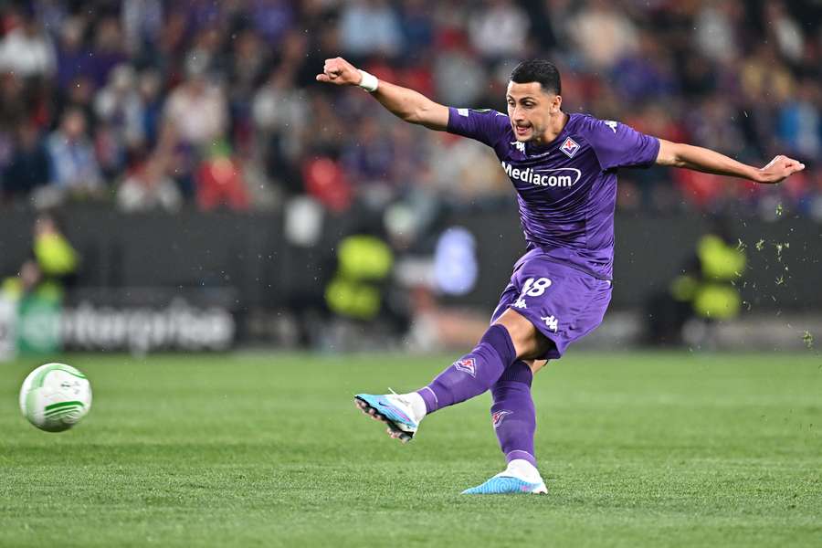 Fiorentina's Rolando Mandragora has an early attempt on goal