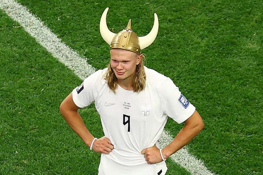 Erling Haaland ve vikingské helmě během tohoto mistrovství světa. Erling Haaland ve vikingské helmě během tohoto mistrovství světa.