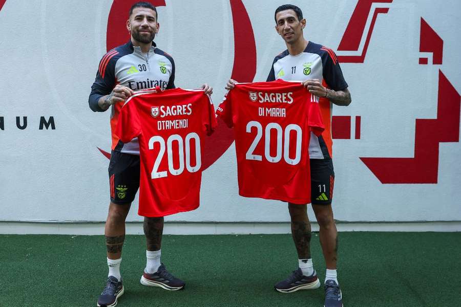Otamendi y Di María con sus camisetas para celebrar los 200 partidos