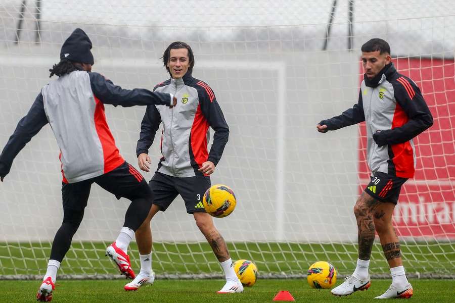 Carreras, ao centro, na preparação para o jogo com o Barcelona