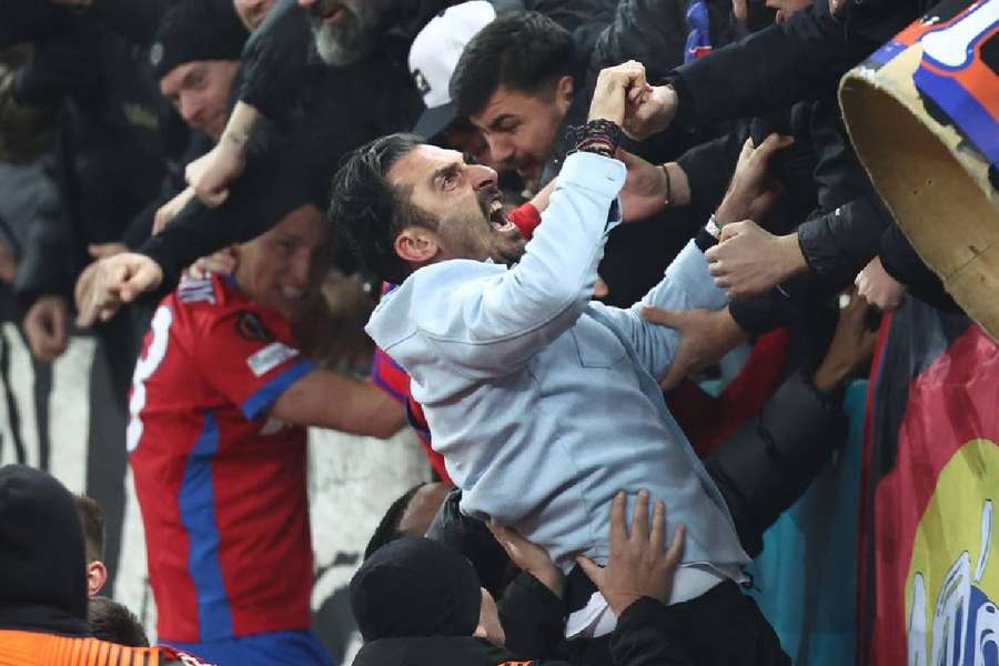 Charalambous sărbătorește cu fanii Charalambous sărbătorește cu fanii