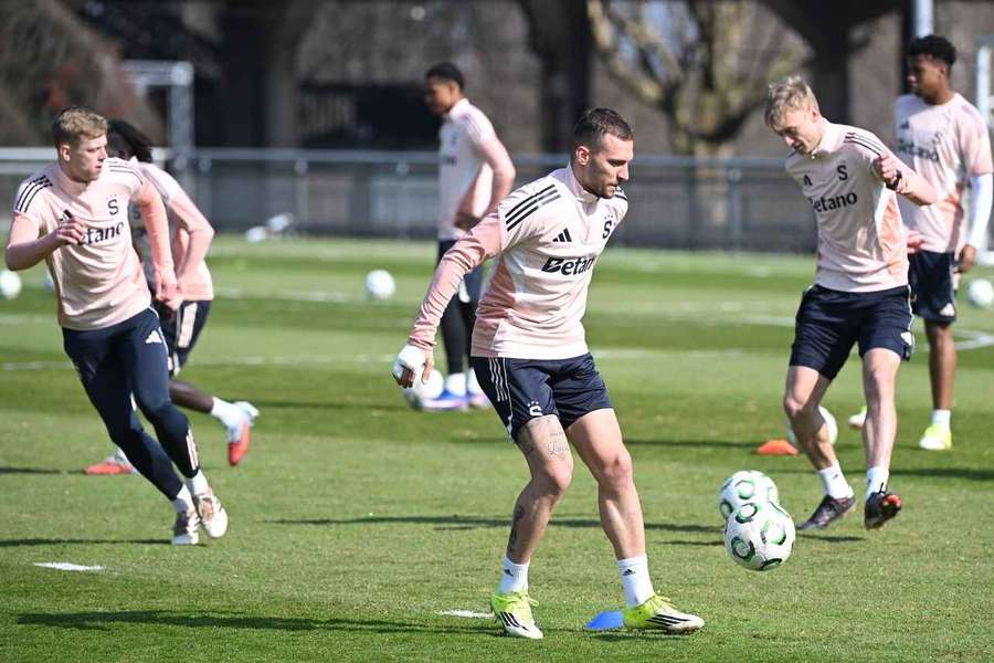 Haraslín (uprostřed) během středečního tréninku.