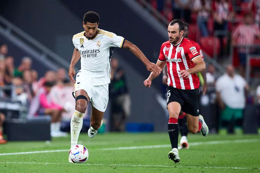 Bellingham, contra Iñigo Lekue no último Athletic-Real Madrid em San Mamés
