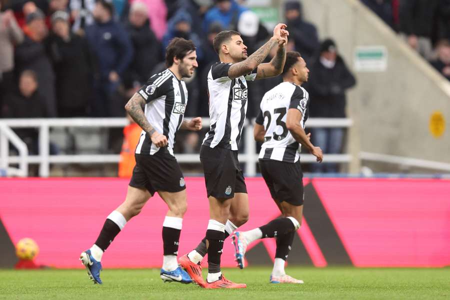 Bruno Guimarães comemora gol marcado contra o Leicester
