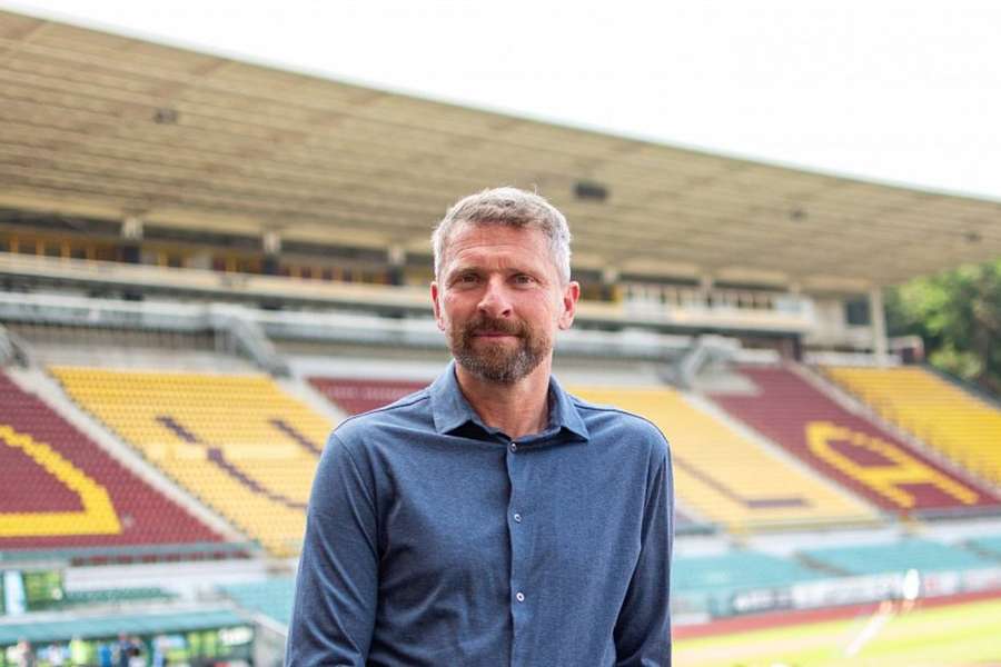 Hašek pózuje na stadionu Dukly.