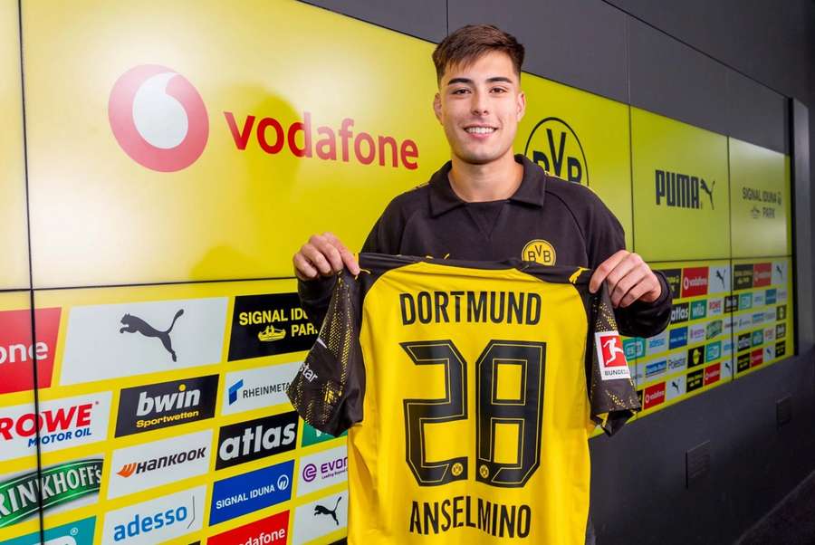 Aarón Anselmino bude z Chelsea hostovat v Borussii Dortmund.