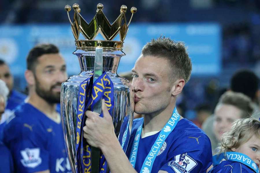 Jamie Vardy de vuelta en 2016 con el trofeo de la Premier League.