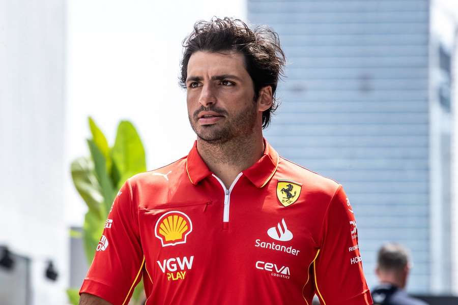 Sainz se po operaci slepého střeva v Melbourne vrátí do kokpitu Ferrari