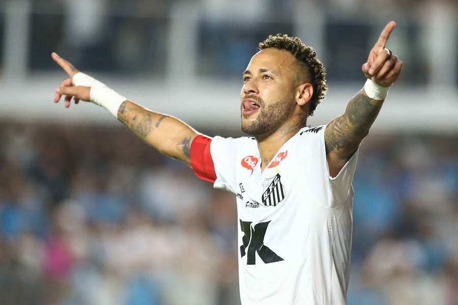 Neymar foi decisivo para o Santos, que deixou a zona de rebaixamento