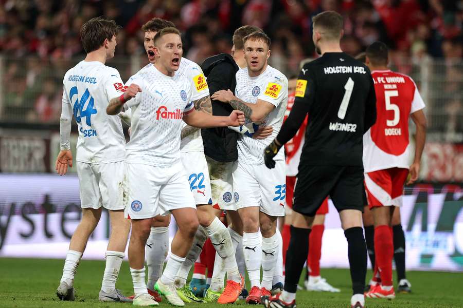 I giocatori del Kiel esultano per la vittoria con l'Union Berlino