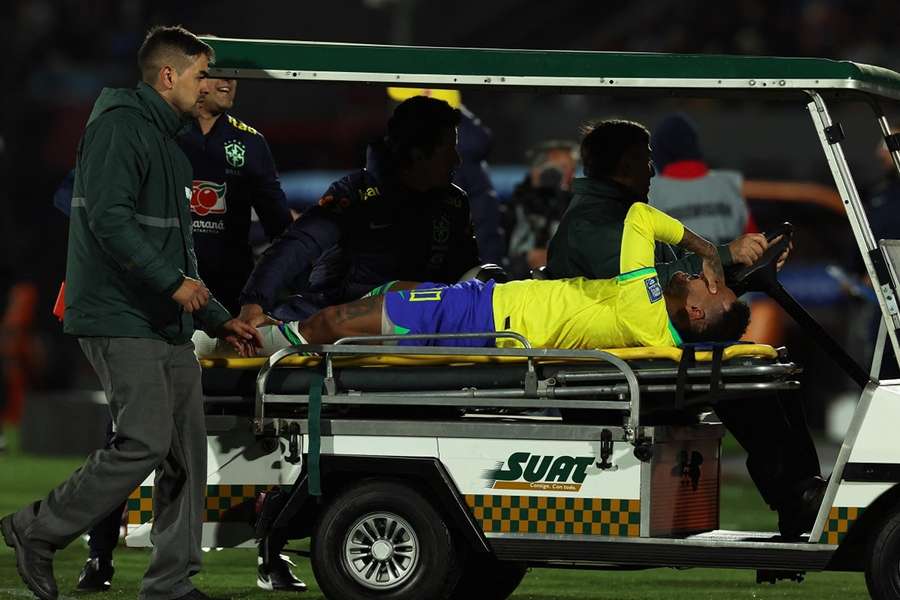 Neymar køres fra banen efter sin grumme skade