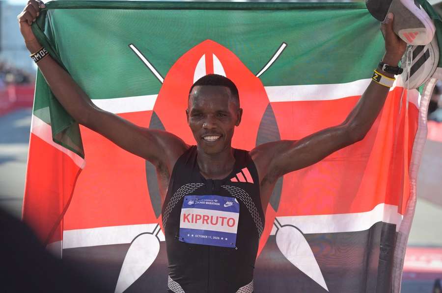 Amos Kipruto venceu com a marca de 2:01.07 horas, recorde que o coloca como quinto melhor na lista de sempre na distância