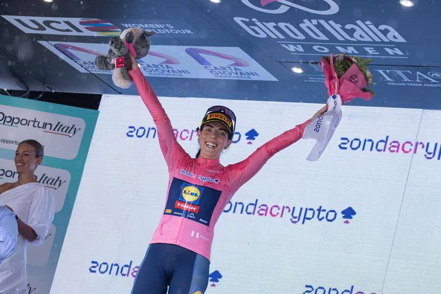 Anna Henderson celebra en el Giro femenino