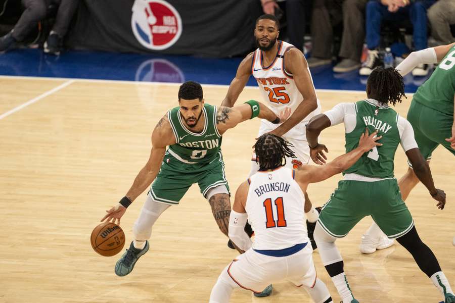 Celtics odpowiadają Knicks i utrzymują się w grze. Problemy Warriors bez Curry'ego