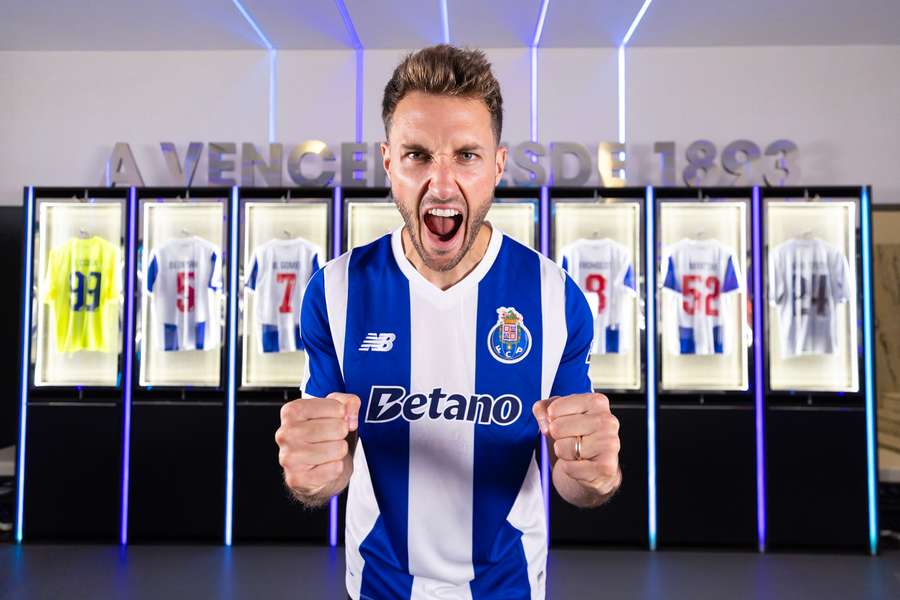 Santiago Giménez, presentado en el Dragão Santiago Giménez, presentado en el Dragão