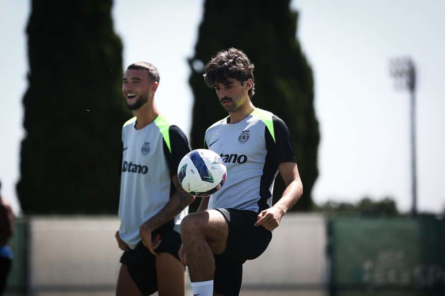 Trincão e Debast no treino do Sporting