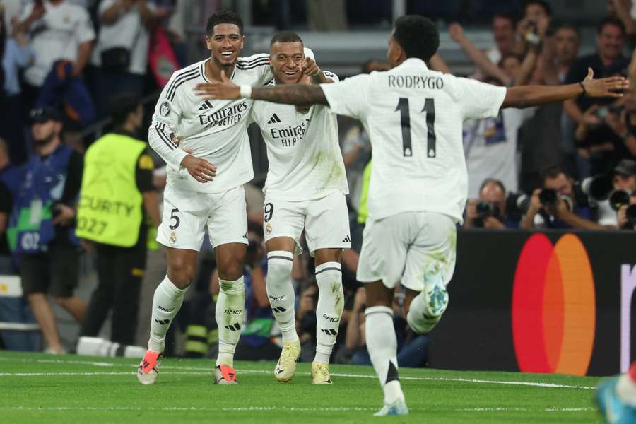 Bellingham, Mbappé e Rodrygo comemoram gol do francês contra o Stuttgart