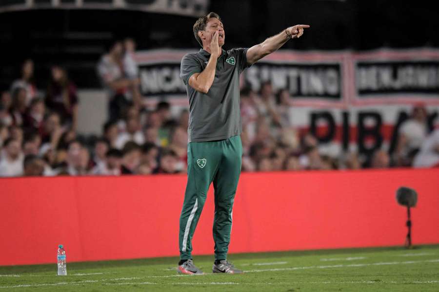 Facundo Sava da órdenes desde la banda Facundo Sava da órdenes desde la banda