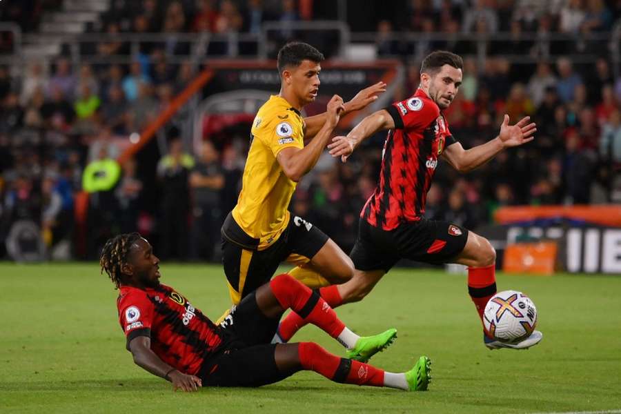 Bournemouth bounce back from humiliating loss to draw with wasteful Wolves