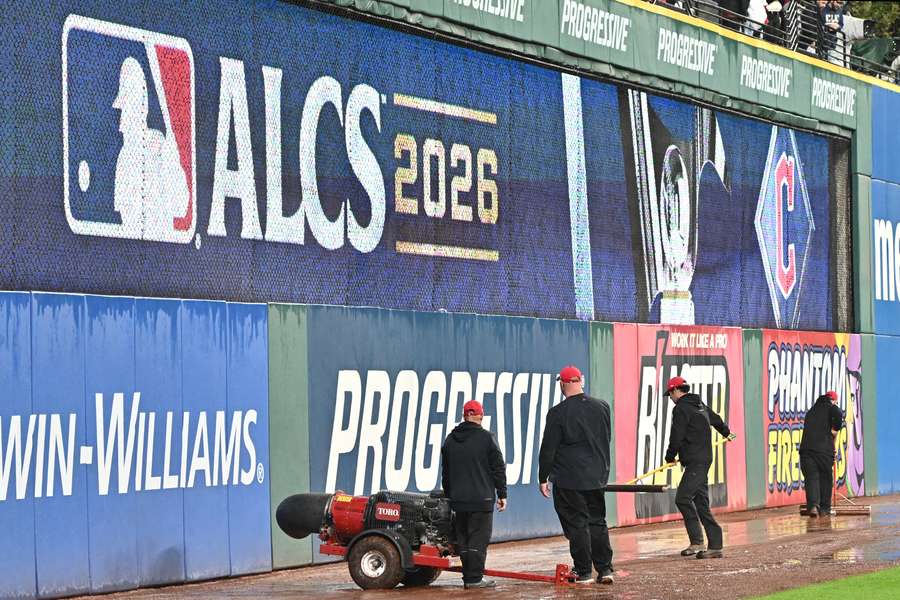 Rain delay in ALCS Game 4 Rain delay in ALCS Game 4