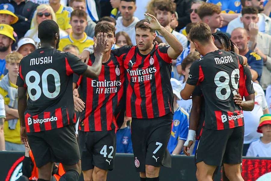 Santiago Giménez marcou o único gol do Milan na partida