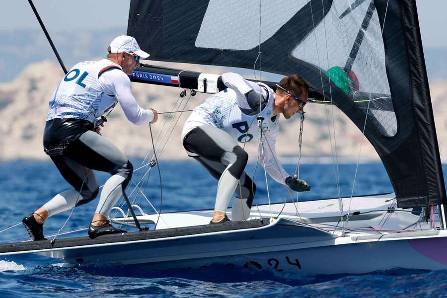 Wyścig medalowy w klasie 49er przełożony na piątek. Buksak i Wierzbicki wciąż w grze