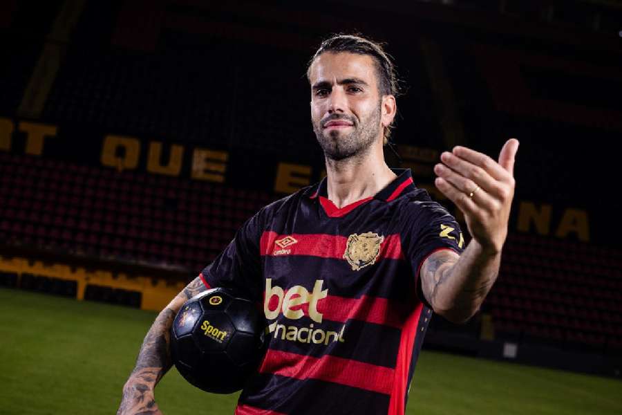 Sérgio Oliveira posa com a camisa do Sport 