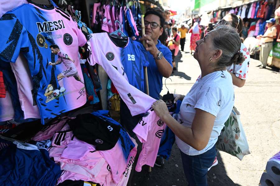 Camisas da partida em comércio de rua de El Salvador