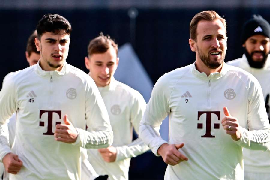 Harry Kane en Aleksandar Pavlovic van Bayern München op de training